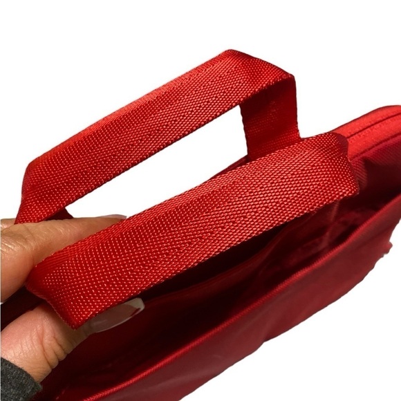 Incase Red Nylon Fits All iPads - Picture 6 of 11